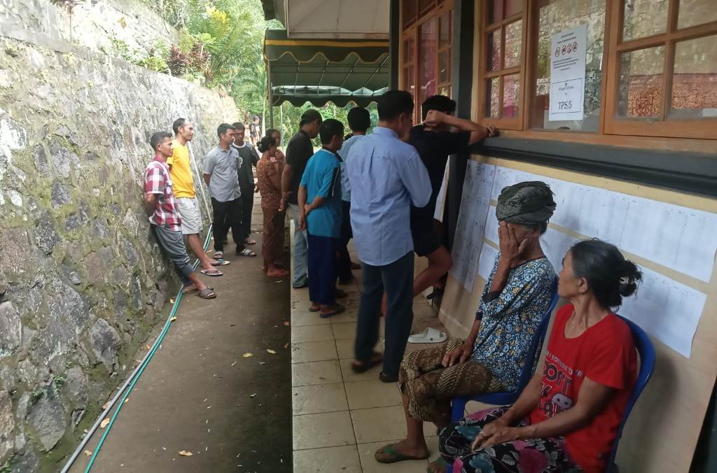 &nbsp;Suasana di TPS 5 Dusun Munduk Waban, Desa Pedawa, Kecamatan Banjar yang surat suara anggota DPRD Kabupaten tertukar (ist)
