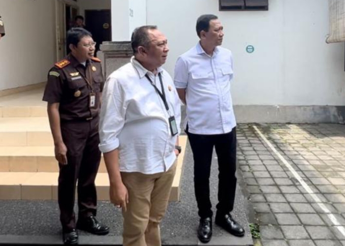 SIDAK: Kepala Kejaksaan Tinggi (Kajati) Bali Ketut Sumedana saat melakukan sidak ke Kejari Gianyar.