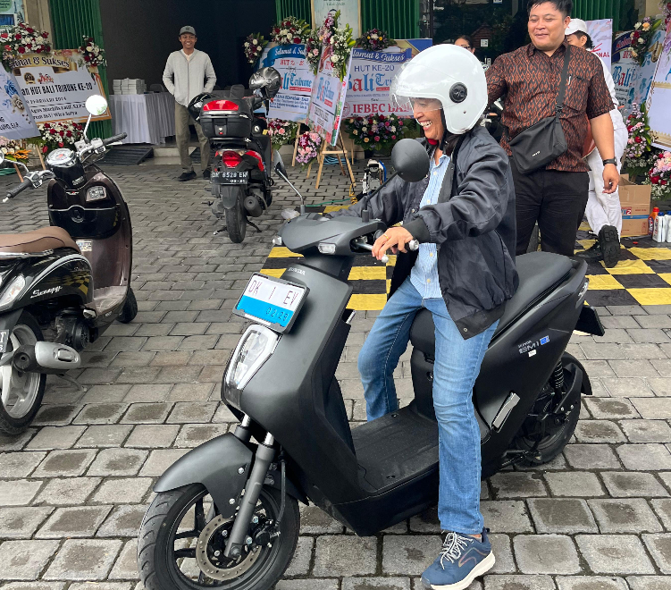 Astra Motor Bali beri test ride Honda EM1: e ke grup customer