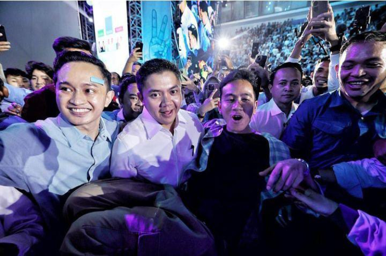 Gibran Rakabuming Pamer Foto Digendong Mayor Teddy