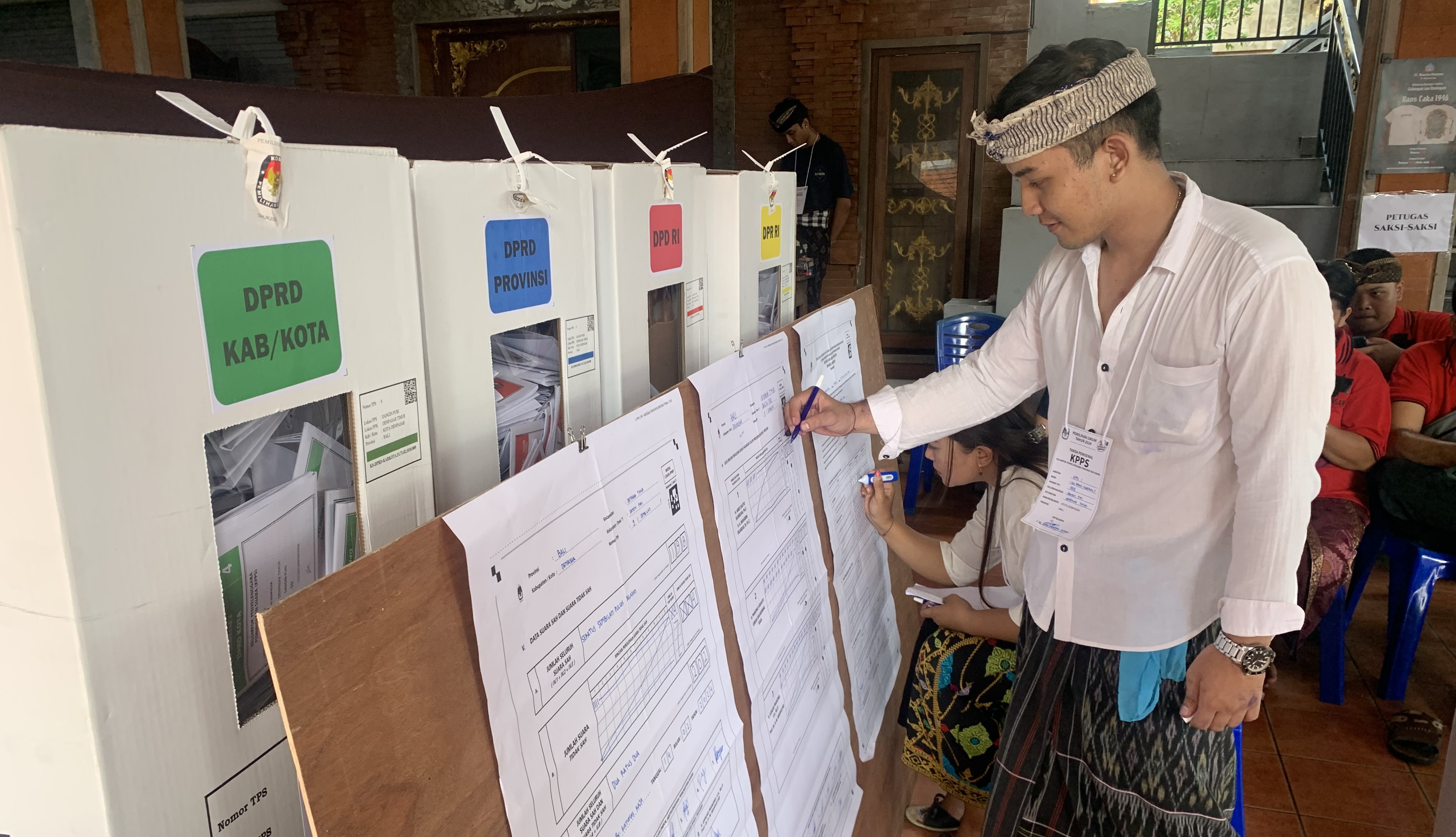 Hasil penghitungan di TPS 009 Br Kayu Mas Kaja tempat Pj Gubernur Bali menyalurkan hak suaranya, Rabu, 14 Februari 2024.