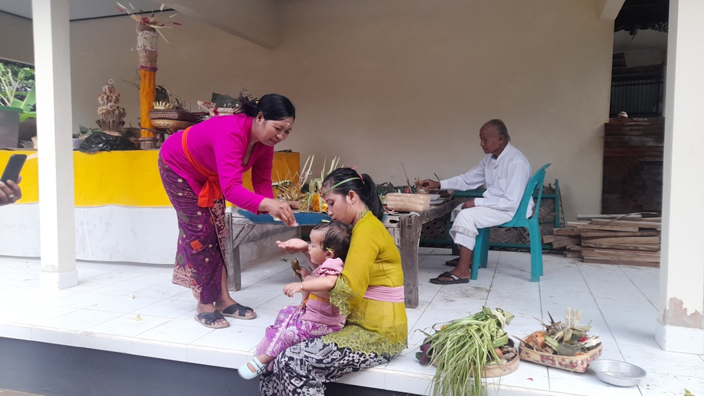 POTONG RAMBUT : Upacara potong rambut sangat baik dilakukan pada hari Buda Umanis Julungwangi sesuai keyakinan umat Hindu di Bali.