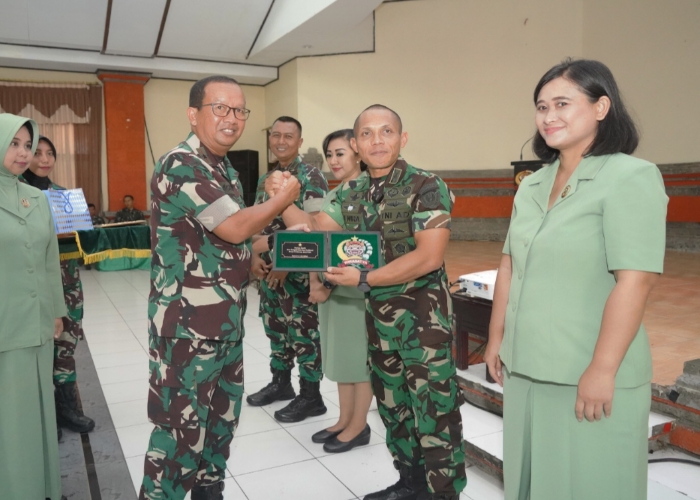 SERTIJAB: Danrem 163/Wira Satya Brigjen TNI Agus M Latif memimpin upacara penyerahan jabatan Kodim Gianyar dan Kodim Jembrana.