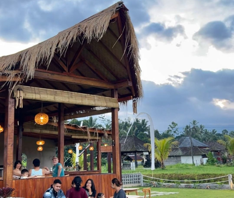 Famo Cafe Kayu Putih hidden gem di Tabanan yang suguhkan view sawah