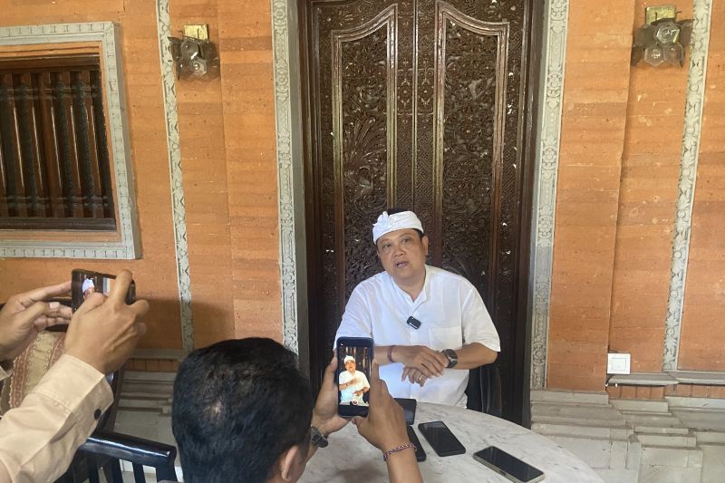 Calon anggota DPD RI dari dapil Bali Ida Bagus Rai Dharmawijaya Mantra saat diwawancara soal perolehan suara tertinggi sementara pemilu 2024, di Denpasar, Jumat (16/2/2024). ANTARA/Ni Putu Putri Mulia