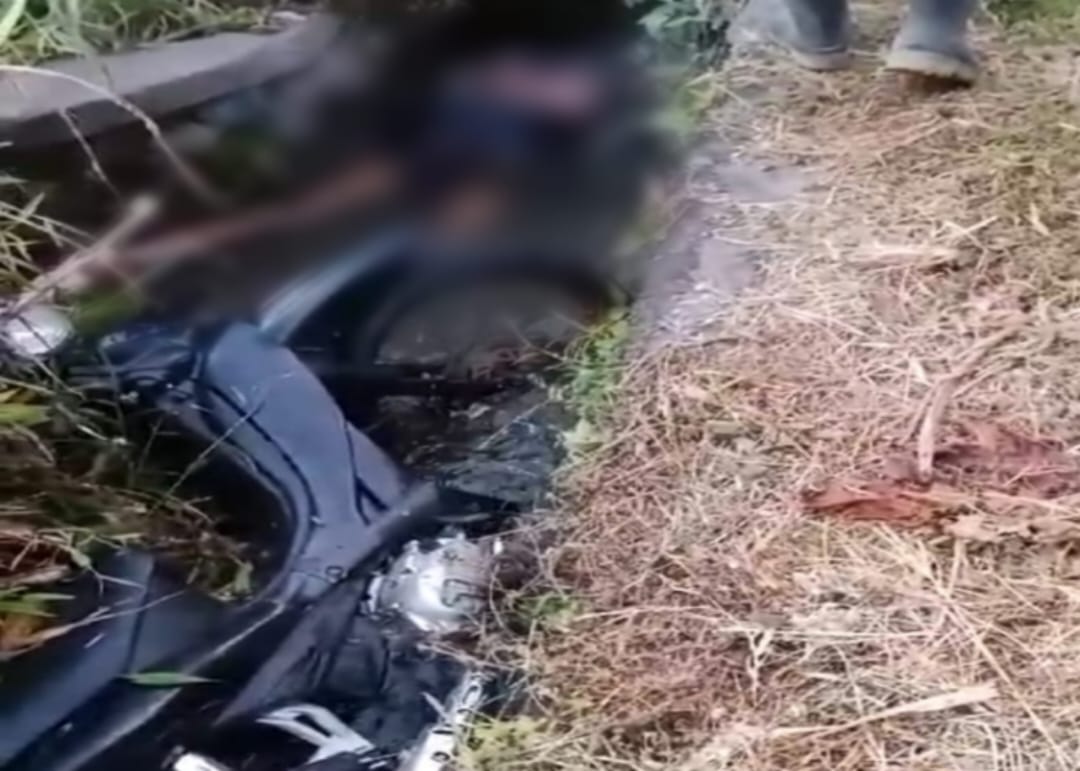 NAAS : Sepeda motor dan korban yang jatuh terperosok ke dalam got.