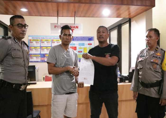 DAMAI : Dua pria yang duel di tengah Jalan Rama Klungkung dan videonya viral akhirnya berdamai.