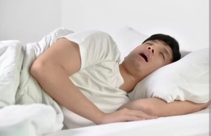 Seseorang tidur mendengkur atau ngorok. (Freepik)