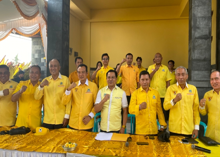 LOLOS : Ketua DPD Golkar Badung I Wayan Suyasa saat memperkenalkan para Caleg yang dipastikan lolos di DPRD Badung dan DPRD Bali, Minggu (18/2).