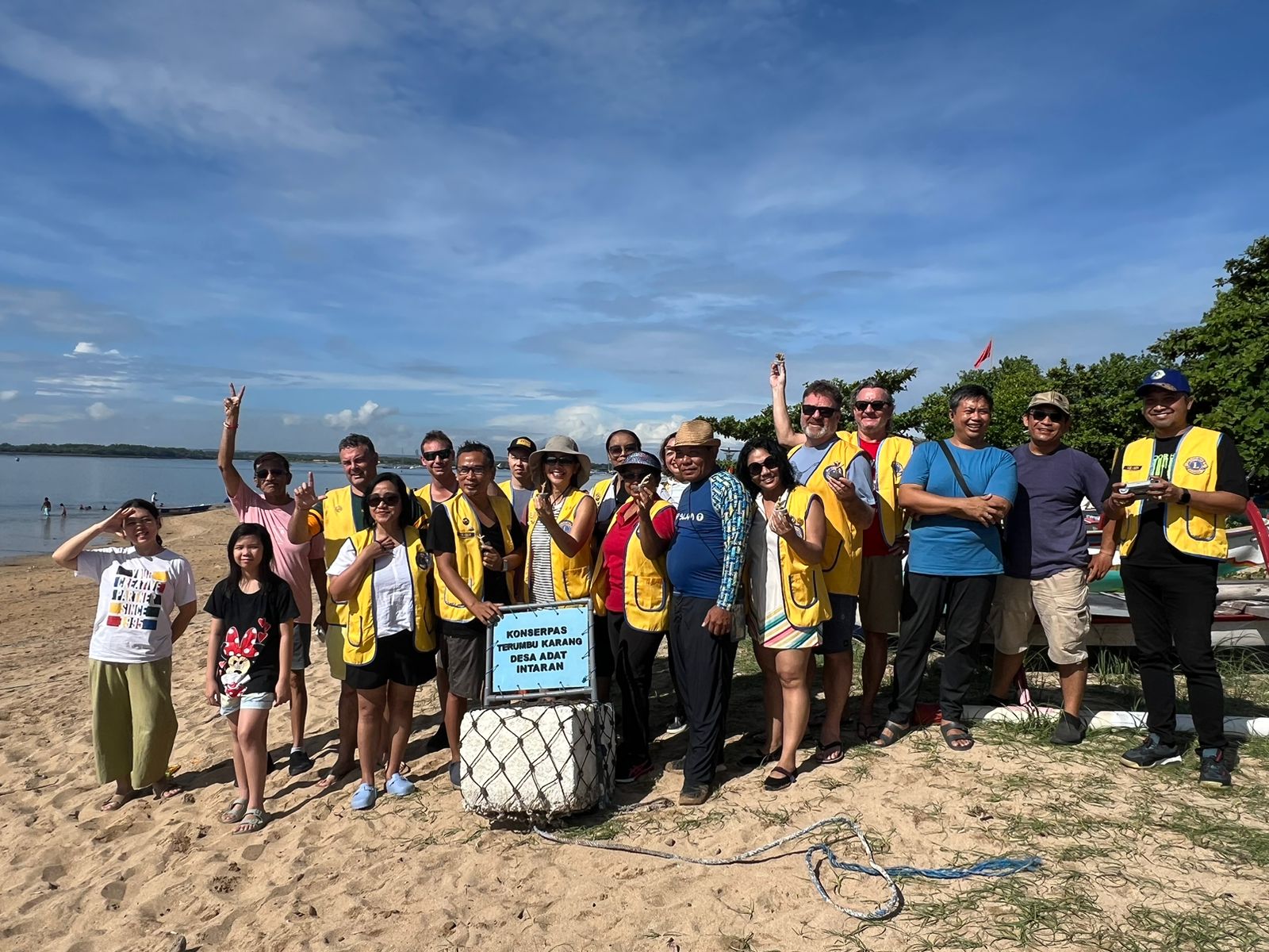 Penanaman terumbu karang oleh Lin Club di Pantai Mertasari, Sanur, Minggu (18/2).