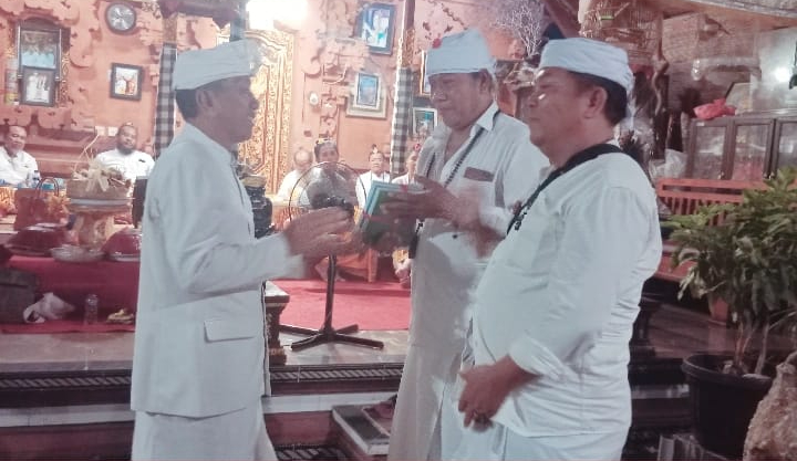 Ketua PHDI Badung menyerahkan buku kepada Ketua Kapurusan dan Ketua Perguruan Grya Asita Manik Mas