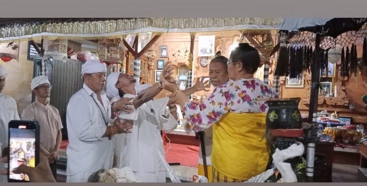 Ida Panditha Mpu Nabe Daksa Manik Mas mengukuhkan pengurus Kapurusan