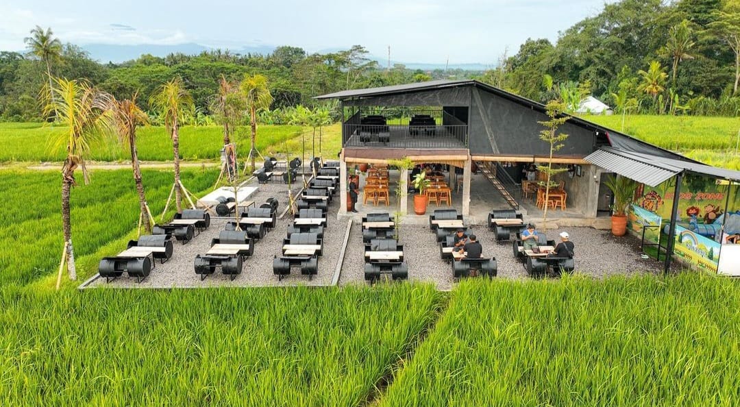 SUNSET: Uma Batukaru merupakan salah satu tempat kuliner di Tabanan Bali yang berada di tengah sawah. Tempat ini menawarkan indahnya sensasi sunset.