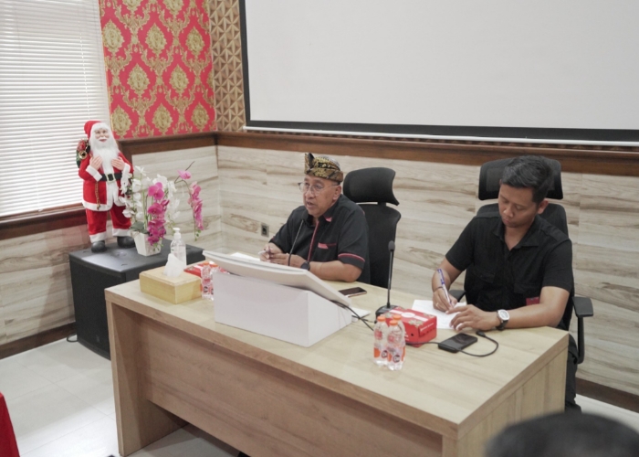AUDIENSI: Ketua DPRD Badung Putu Parwata saat menerima audiensi di kediamannya, Senin (19/2).