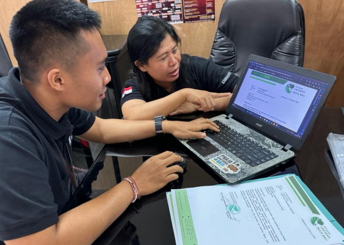 PENDAFTARAN: Proses pendaftaran lembaga milik masyarakat ke aplikasi Sidalok di Kesbangpol Badung, Jumat (16/2).