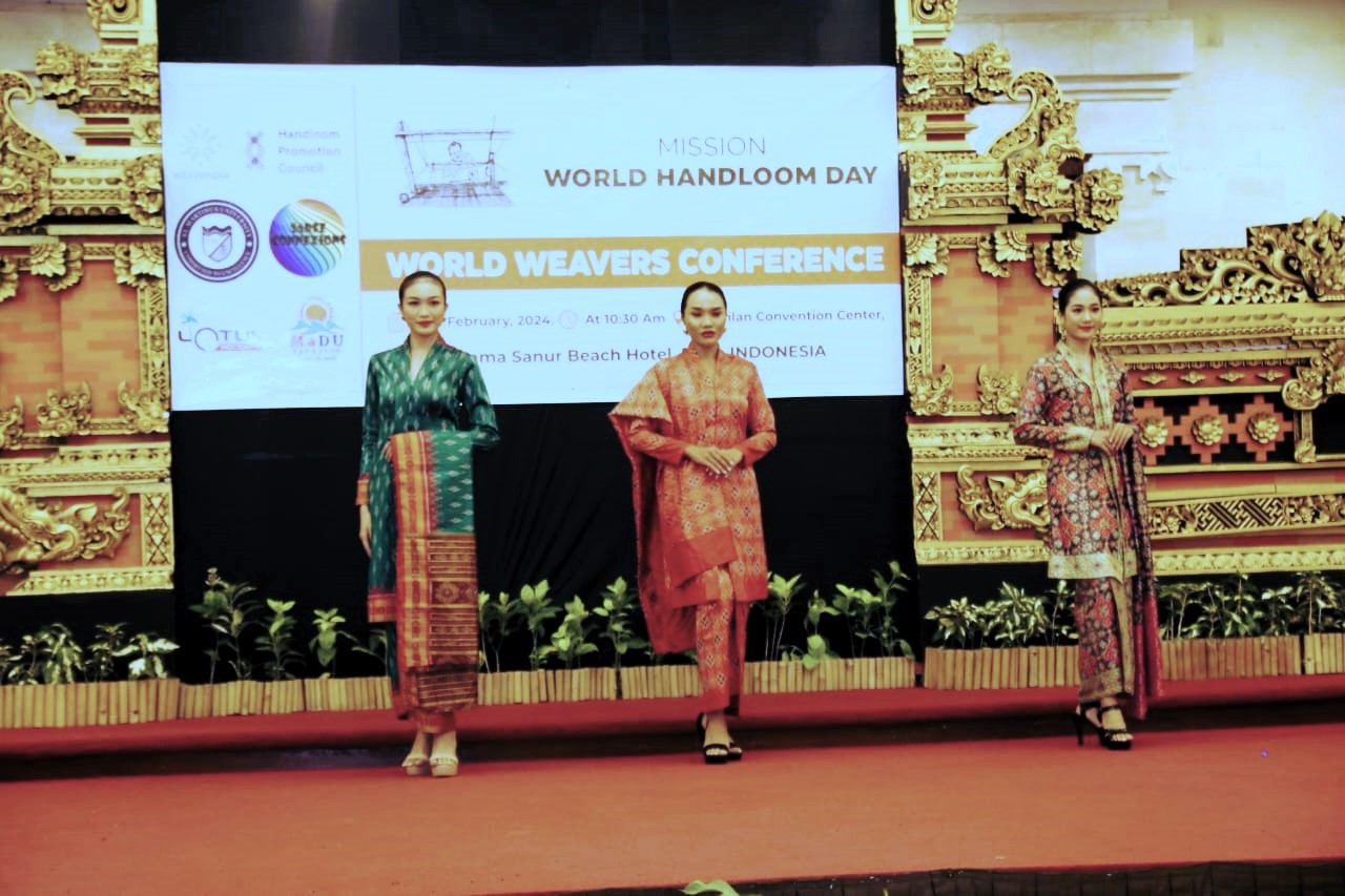 Pelaksanaan fashion show di World Weavers Conference atau Konferensi Penenun Dunia, di Prama Hotel,Sanur, Minggu (18/2).