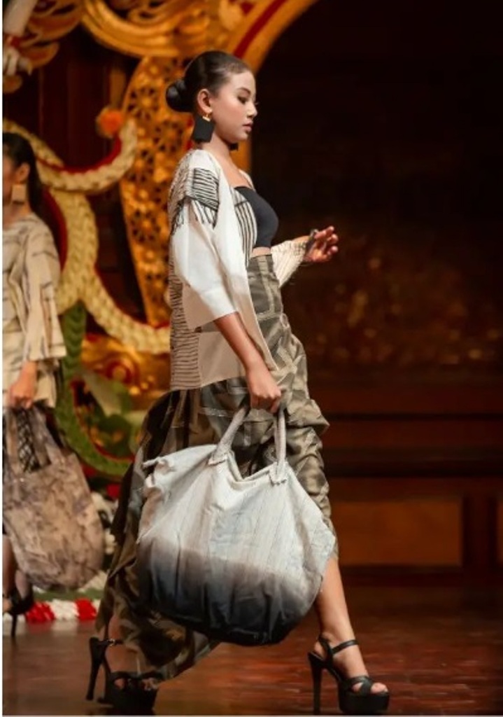 PAGI MOTLEY: Beberapa produk fashion dari Pagi Motley Studio yang digagas oleh Kadek Andika Putra dari Desa Sembiran, Buleleng, Bali menggunakan pewarna alam, rambah pasar dunia.