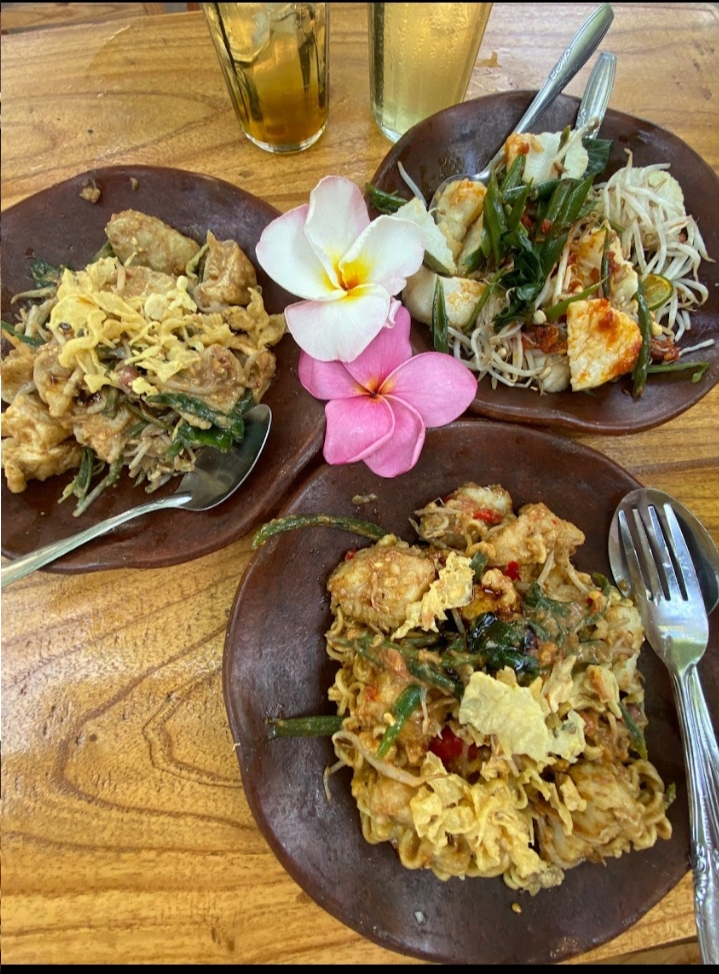 UNIK: Biasanya tipat cantok terdiri dari ketupat, sayuran dan bumbu. Namun di tempat kuliner ini ketupat dicampur dengan mie. Ada juga menu unik lainnya.