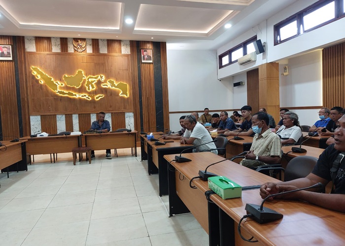 DATANGI LAGI : Puluhan pedagang di Pasar Semarapura menggeruduk Kantor DPRD Klungkung, Senin (19/2).