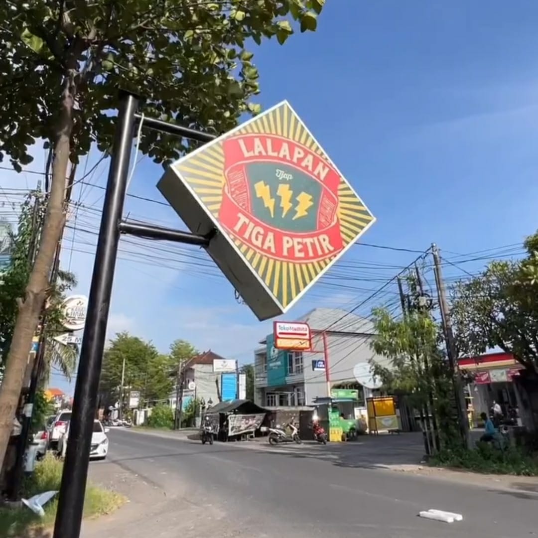 GRATIS: Memakai layanan prasmanan, Lalapan Tjap Tiga Petir punya tiga sambal khas yang bisa dinikmati sepuasnya secara gratis.