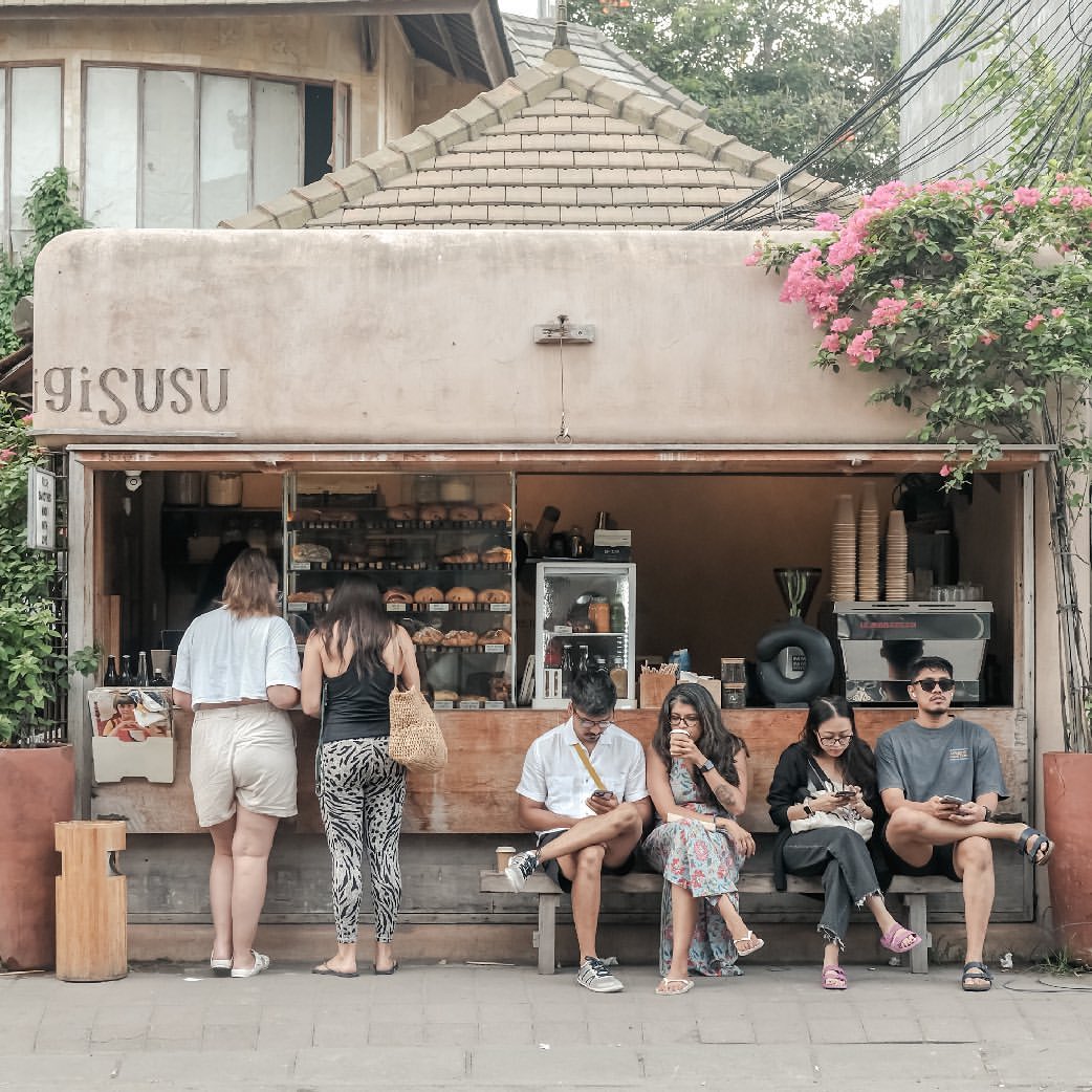 GIGI SUSU: Gigi Susu merupakan salah satu tempat ngopi di kawasan objek wisata Canggu Bali. Tempat ngopi ini sangat eksotis dan menawarkan menu menarik.