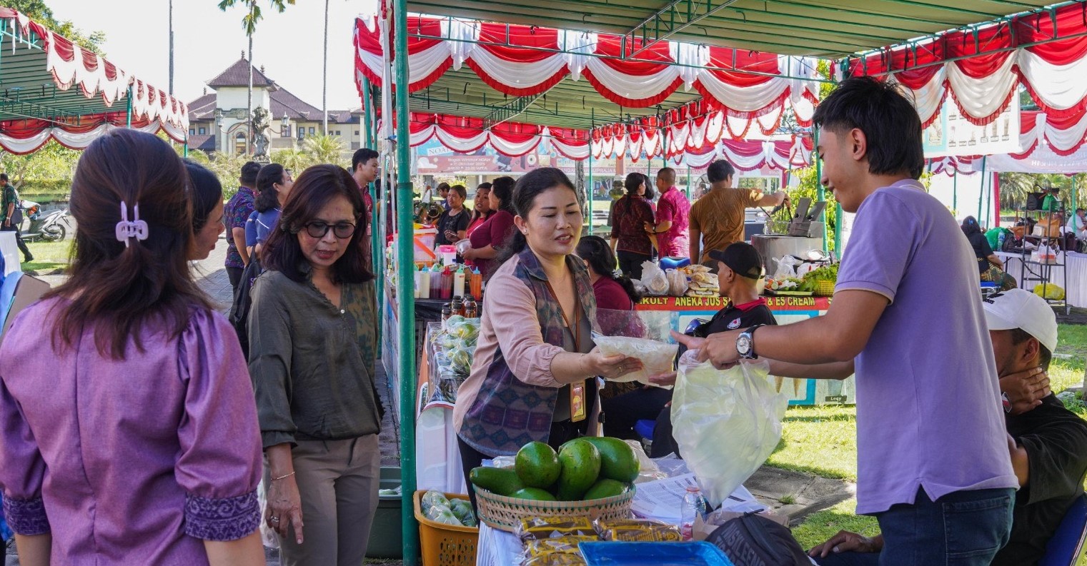 Pelaksanaan pasar murah dan promo tani menjelang Hari Raya Galungan di selatan Lapangan Puspem Badung, Selasa, 20 Februari 2024.
