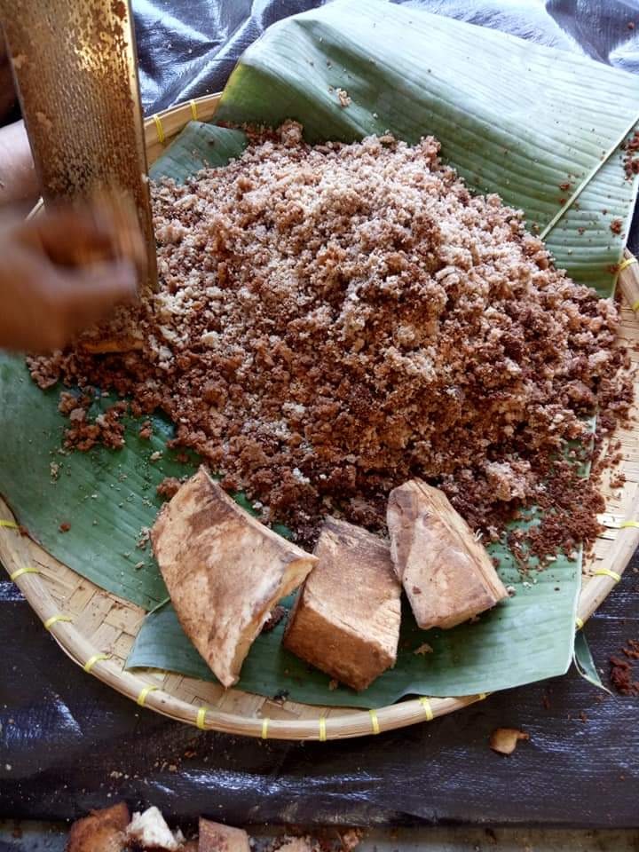 BUNGKIL BIU: Tum tidak hanya dibuat dari parutan kelapa, tetapi juga dari bungkil biu atau bonggol pisang. Di beberapa daerah di Bali, menu kuliner ini wajib dibuat saat hari raya  Galungan.