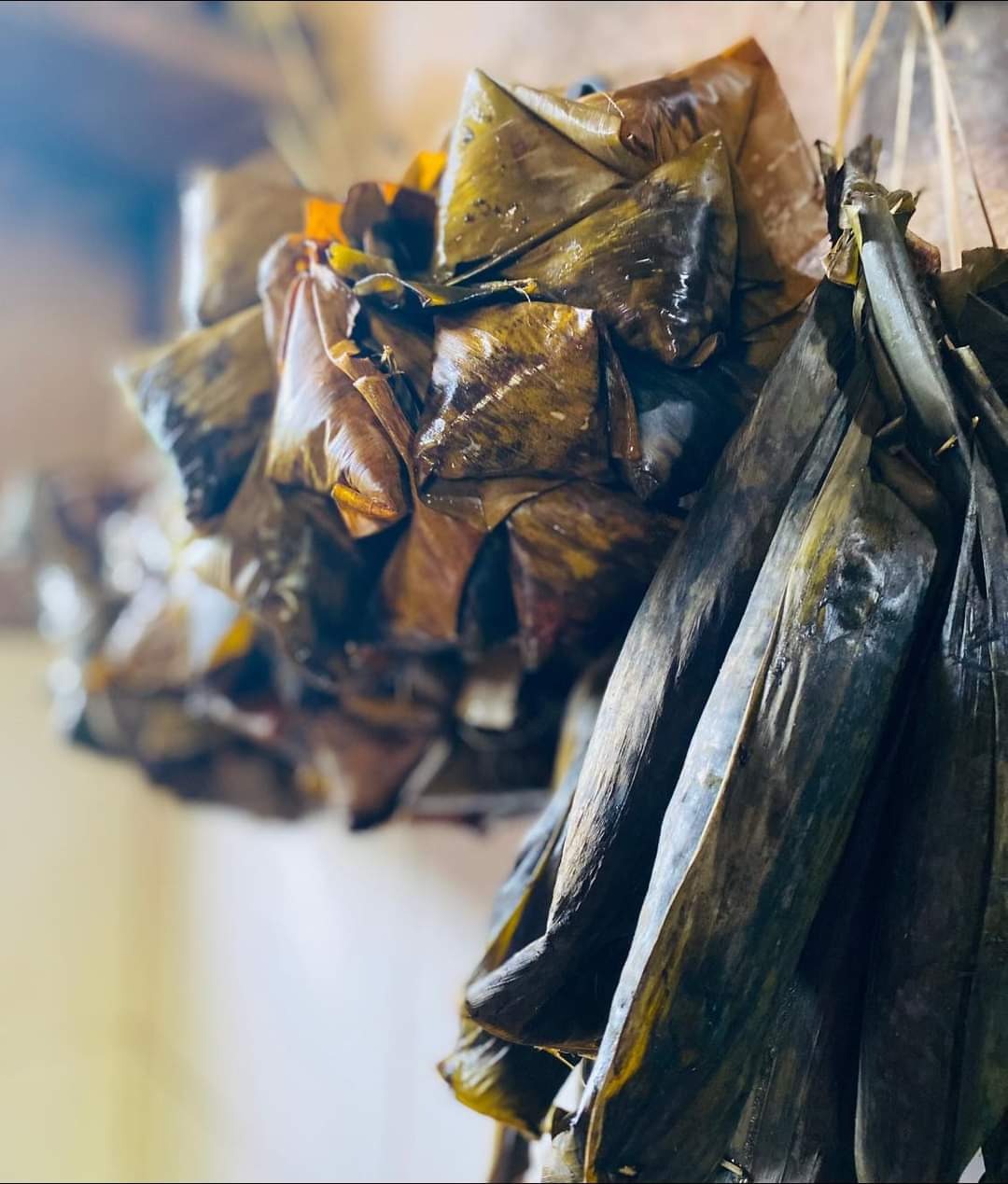 BUNGKIL BIU: Tum tidak hanya dibuat dari parutan kelapa, tetapi juga dari bungkil biu atau bonggol pisang. Di beberapa daerah di Bali, menu kuliner ini wajib dibuat saat hari raya  Galungan.
