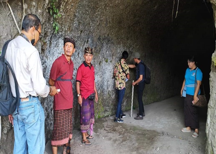 PENDATAAN : Dinas Kebudayaan Kabupaten Klungkung saat melakukan pendataan Objek Diduga Cagar Budaya (ODCB) Goa Jepang beberapa waktu lalu.