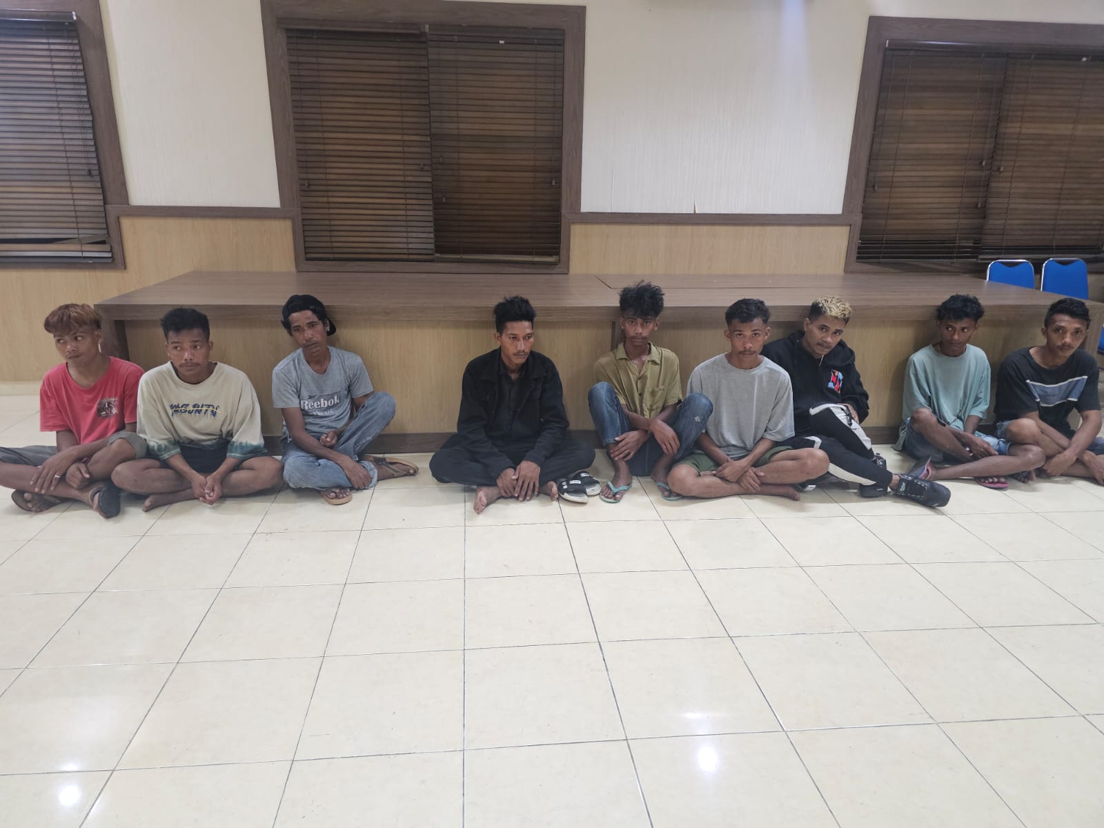 DIAMANKAN: Sejumlah orang dari Kelompok Kodi yang bertikai diamankan di Mapolsek Mengwi guna proses lebih lanjut setelah warga turun tangan.