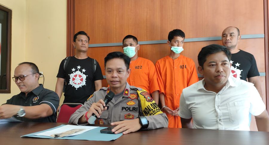 Polsek Sukasada, Buleleng merilis pengungkapan kasus pencurian kendaraan bermotor dengan tersangka dua orang pemuda, Senin, 19 Februari 2024.