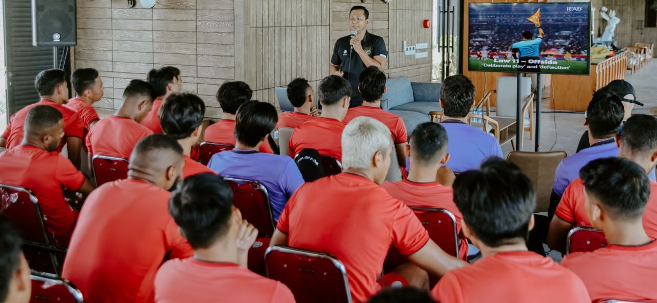Pemain Bali United saat mengikuti Workshop Laws of the Game di Training Center Pantai Purnama, Gianyar, Senin, 19 Februari 2024.