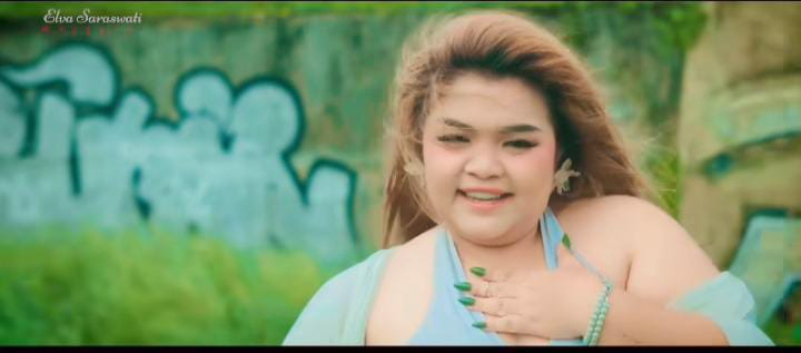 Nama Elva Saraswati menjadi perhatian usai menyanyi dengan mengubah lirik lagu &ldquo;Saup Sangkol&rdquo;