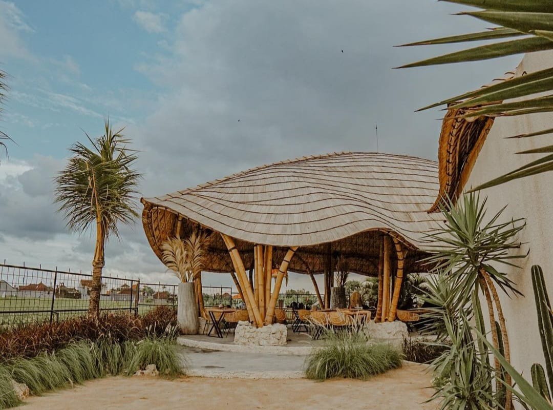 UNIK: Tempat kuliner ini sangat unik karena menawarkan pantai yang ada di tengah persawahan. Ada berbagai menu di tempat makan ini.