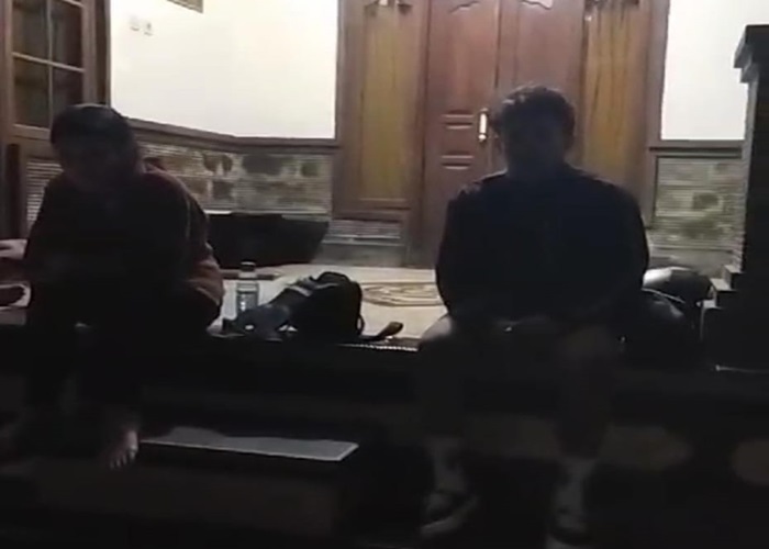 MASUK RUMAH WARGA : Tangkapan layar video yang memperlihatkan dua orang pemotor yang menyelamatkan dari dari begal di Jalan Raya Tusan-Bakas, Klungkung.