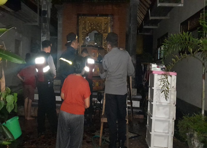 TERBAKAR : Pemadaman api di salah satu rumah warga di Dusun Kanginan, Desa Tusan, Klungkung, Rabu (21/2).