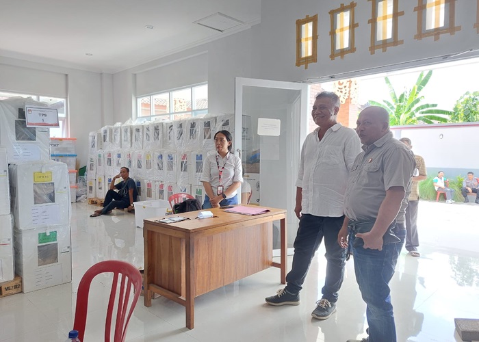 MONITOR : Ketua DPRD Klungkung Anak Agung Gde Anom saat monitoring Gudang logistik KPU Klungkung, Rabu (21/2).