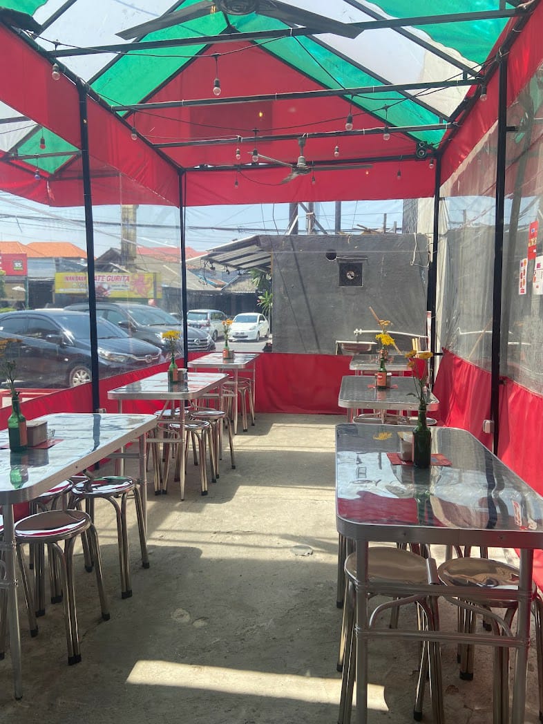 DRAKOR: Tempat kuliner satu ini menawarkan sensasi makan di tenda ala drakor. Tempat ini menawarkan berbagai menu ala masakan Korea.