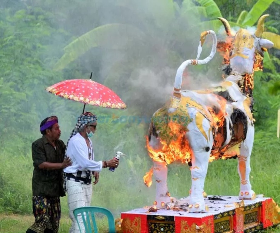 NGABEN: Desa Cempaga, Kecamatan Banjar, Buleleng, Bali tak mengenal upacara ngaben, tetapi ada upacara nyegara gunung. Begini rangkaian ritual upacara kematian di desa tersebut.