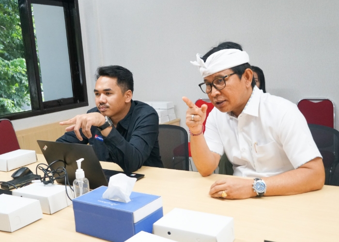 KOORDINASI: Sekda Adi Arnawa diterima oleh Hasanudin Ritonga selaku Sales Branch Manager Rayon IV Badung dan Gianyar saat melakukan koordinasi ke Kantor Pertamina Cabang Denpasar, Kamis (22/2).