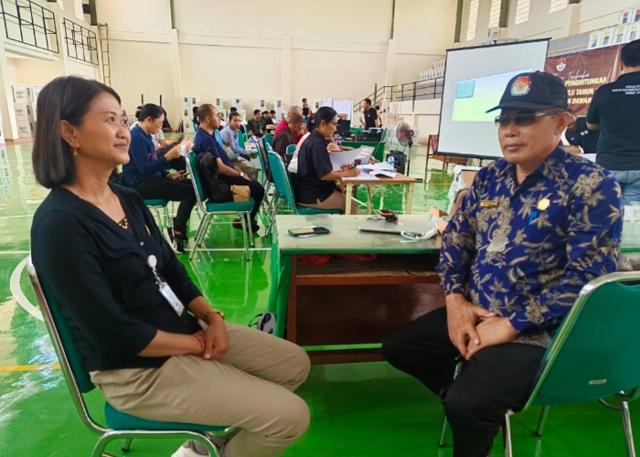 RAMPUNG : Ketua KPU Klungkung melakukan pemantauan pleno rekapitulasi suara.