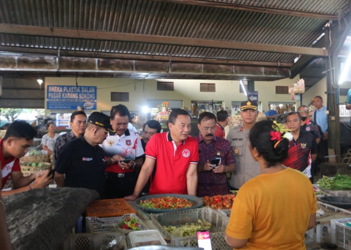 PANTAU: Bupati Karangasem I Gede Dana bersama Forkopimda melakukan pemantauan harga barang di pasar, Jumat (23/2).