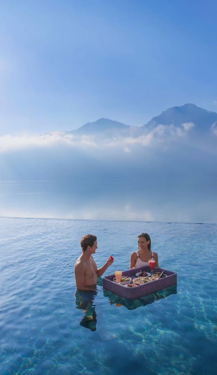AIR PANAS: Toya Devasya menawarkan kehangatan pemandian air panas di kolam sambil menikmati view Gunung Batur, dengan harga promo dan harga special untuk warga ber-KTP Bali.
