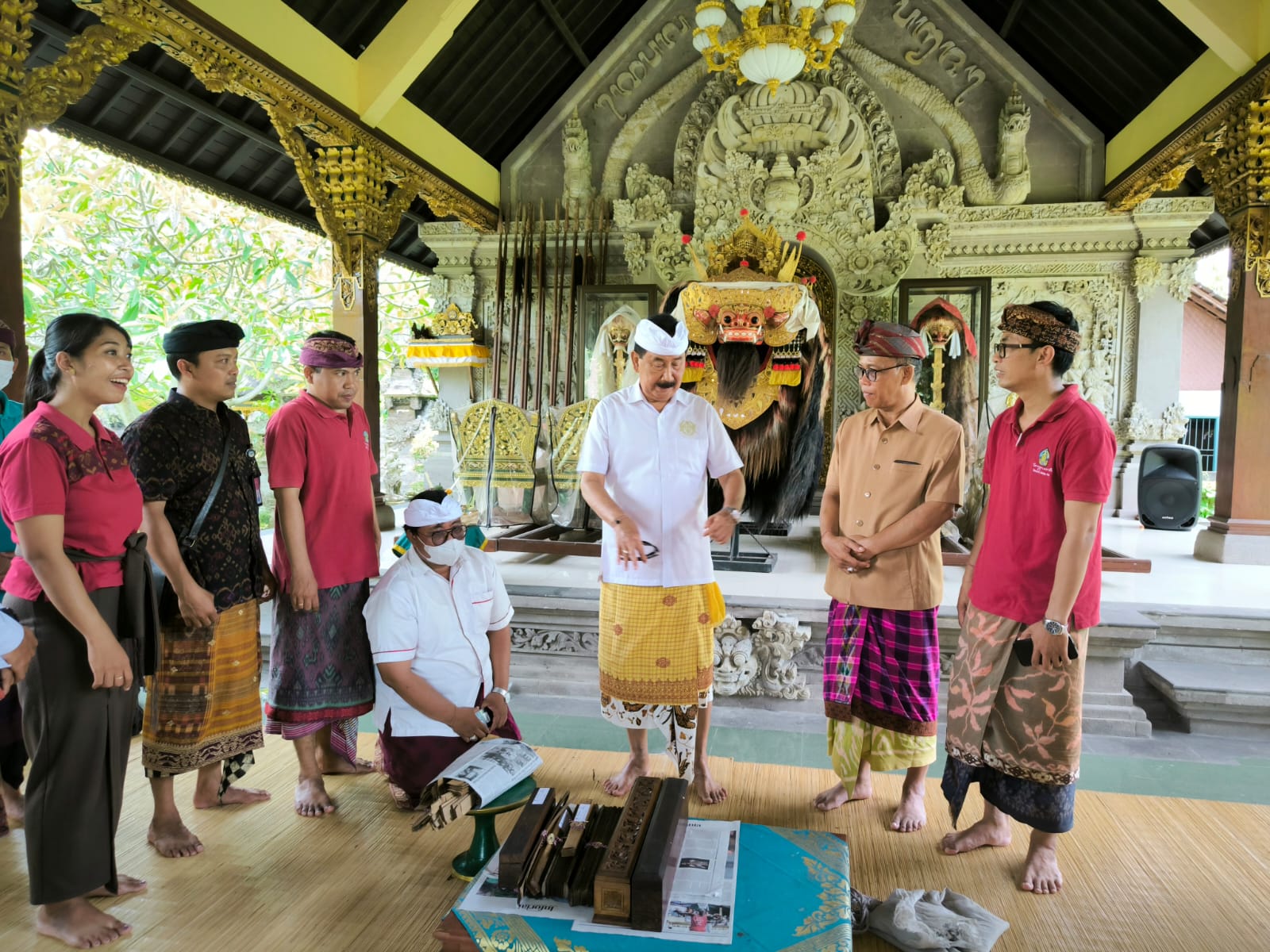 LONTAR : Penyuluh bahasa Bali mengidentifikasi lontar milik Puri Ageng Mengwi, Badung.  Ada beberapa lontar unik yang ditemukan.