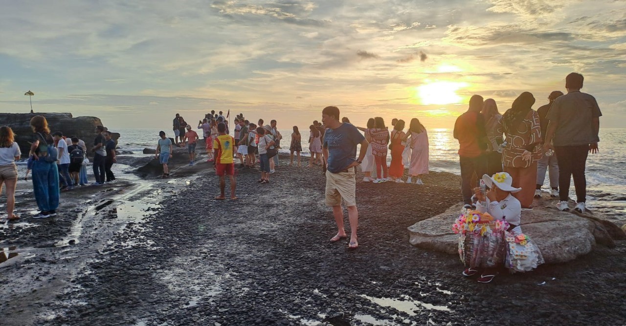 Aktivitas wisatawan di Tanah Lot, Kabupaten Tabanan, Bali masih tetap ramai, Jumat, 23 Februari 2024, meskipun kebijakan pungutan Rp150 ribu sudah berlaku.