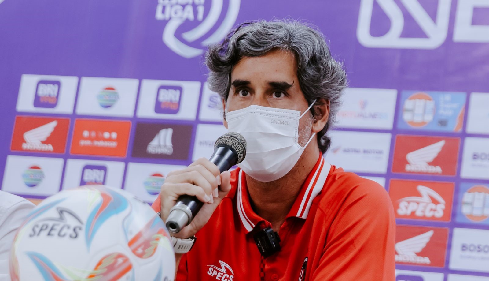 Pelatih Bali United Stefano &lsquo;Teco&rsquo; Cugurra saat mengikuti pre-match press conference jelang menghadapi PSM Makassar, Jumat, 23 Februari 2024.