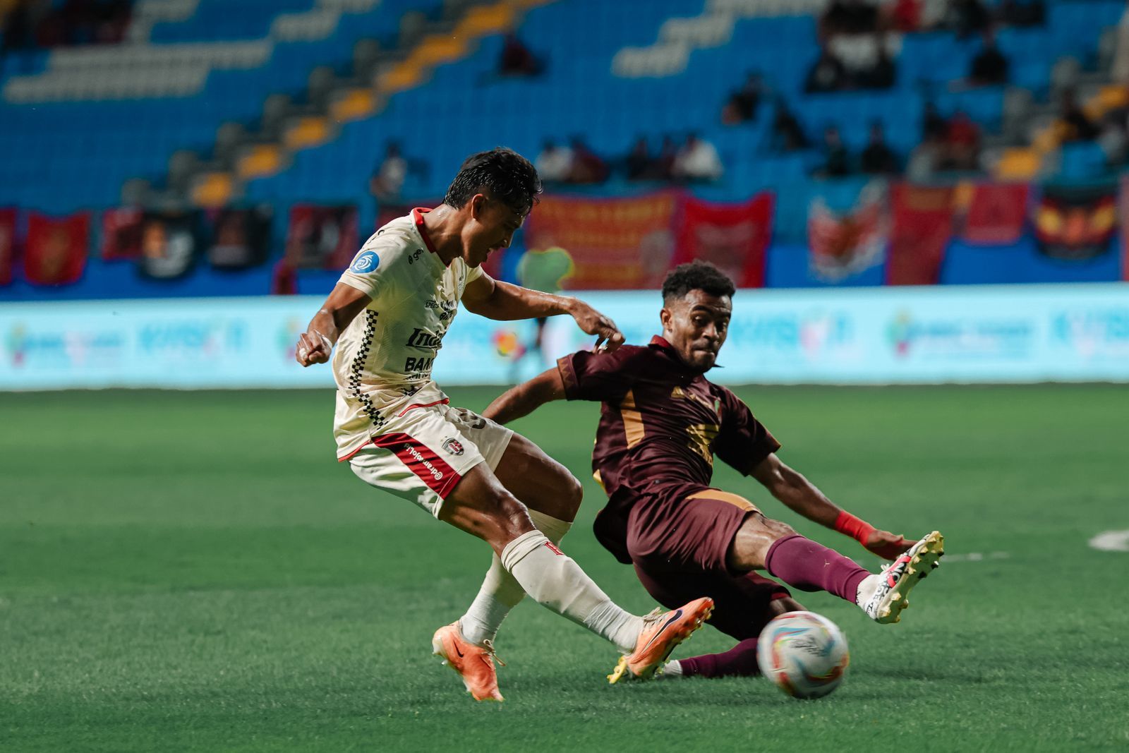 Bali United (jersey putih) bermain seri 0-0 melawan PSM Makassar pekan ke-25 Liga 1, Sabtu, 24 Februari 2024 di Stadion Batakan, Balikpapan.