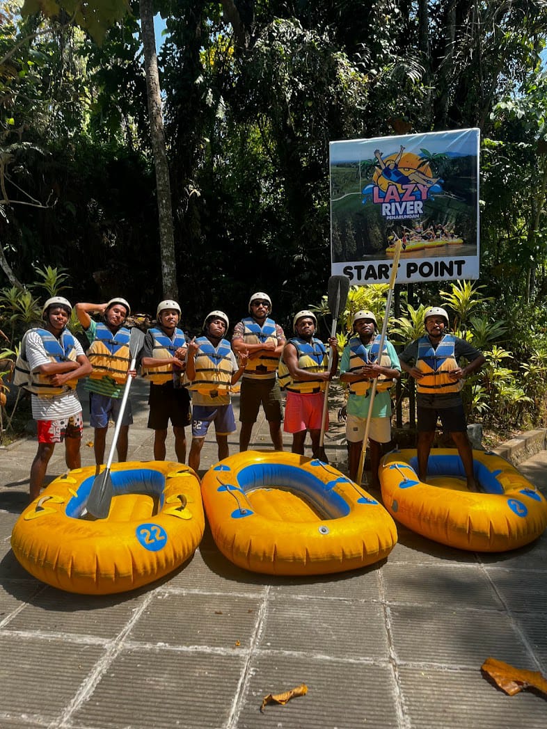 SENSASI: Pesona wisata air Lazy River Penarungan Bali menawarkan sesasi berbeda saat berarung jeram, yang jelas tidak ekstrem.