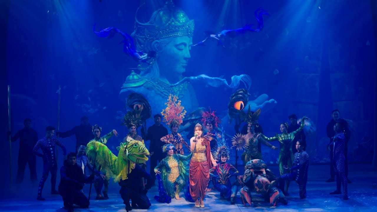TEATER BAWAH AIR: Hiburan revolusioner, sebuah pengalaman kuliner sambil nonton pertunjukan teater di bawah air kini ada di Bali.