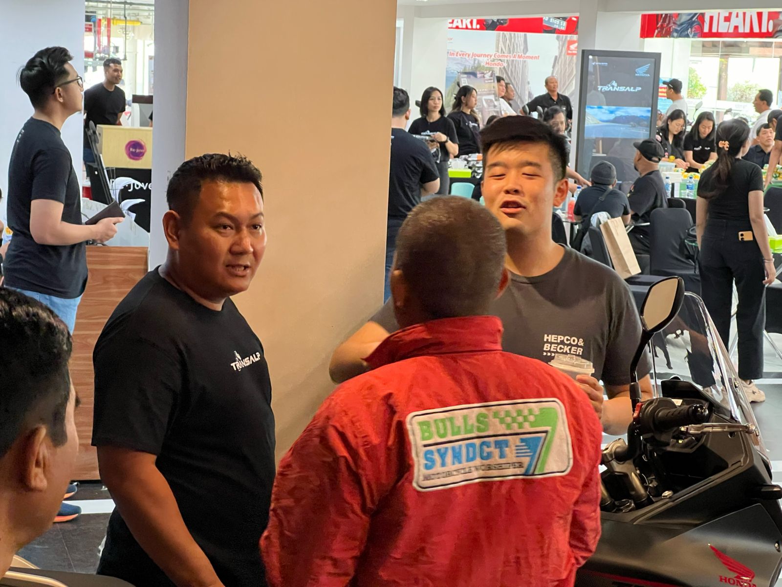PROMO GALUNGAN: Serangkaian hari raya Galungan dan Kuningan, Honda Big Bike Bali memberikan penawaran istimewa untuk konsumen.